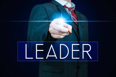 Lider - harfler, işadamı işaret ediyor