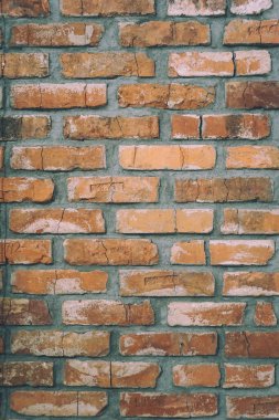 Eski, kırık tuğlalar ve duvarda harfler.