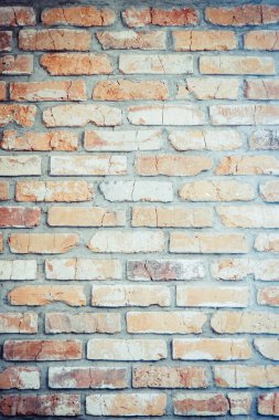 Eski, çatlak tuğla duvar