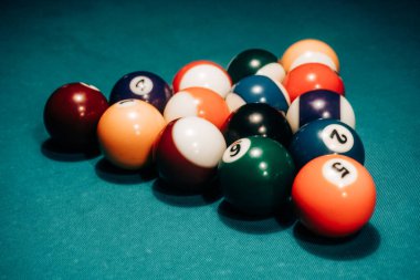 Bilardo oyunu - bir masanın üzerinde üçgen şeklinde toplar