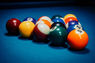 Bilardo oyunu - bir masanın üzerinde üçgen şeklinde toplar