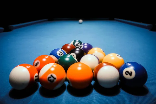 Bilardo Oyunu Bir Masanın Üzerinde Üçgen Şeklinde Toplar — Stok fotoğraf