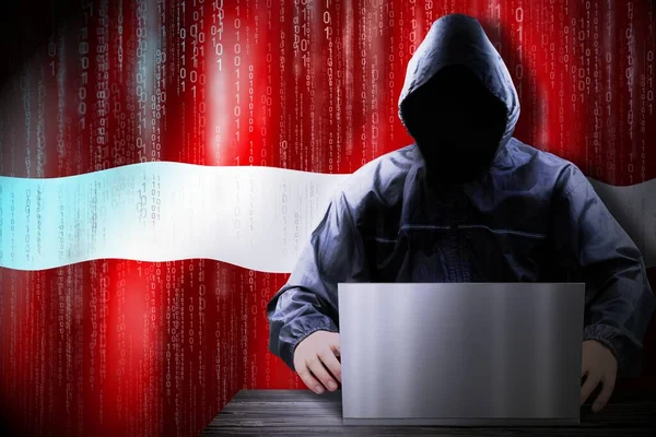 Anónimo Hacker Encapuchado Bandera Letonia Código Binario Concepto Ataque Cibernético —  Fotos de Stock