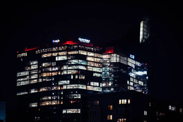 Febrero 2022 Polonia Varsovia Modernos Edificios Oficinas Fotografía Nocturna —  Fotos de Stock