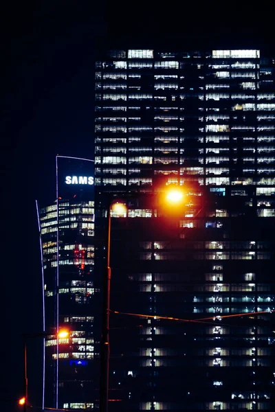 Febrero 2022 Polonia Varsovia Modernos Edificios Oficinas Rascacielos Fotografía Nocturna —  Fotos de Stock