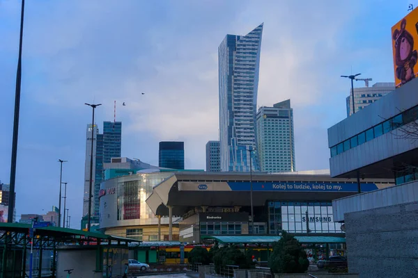 Fevereiro 2022 Polônia Varsóvia Edifícios Escritórios Zlote Tarasy Estação Ferroviária — Fotografia de Stock