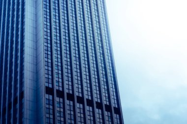 Cam duvarlı modern ofis binası / gökdeleni