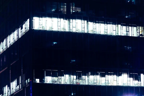 ガラスファサード付きオフィスビル 夜の写真 — ストック写真