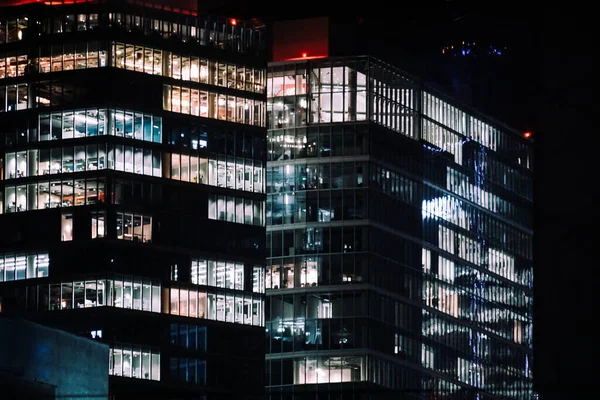 Edificio Oficinas Con Fachada Vidrio Fotografía Nocturna —  Fotos de Stock