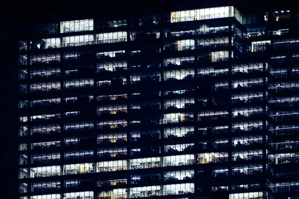 带有玻璃立面的办公楼 夜间照片 — 图库照片