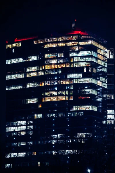 Edificio Oficinas Con Fachada Vidrio Fotografía Nocturna —  Fotos de Stock