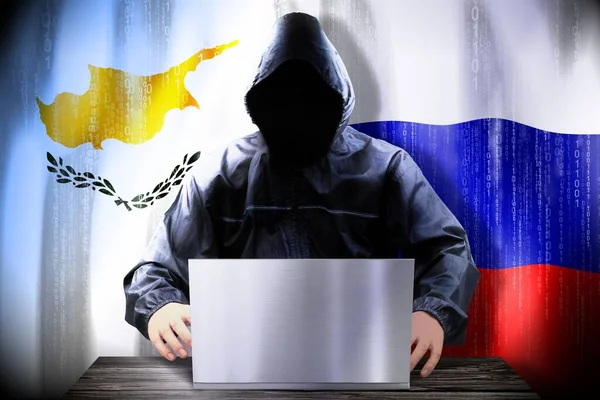 Hacker Anónimo Trabajando Una Computadora Portátil Banderas Chipre Rusia —  Fotos de Stock
