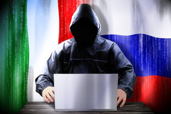 Hacker Anónimo Trabajando Una Computadora Portátil Banderas Italia Rusia —  Fotos de Stock