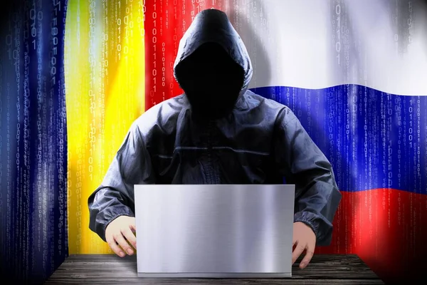 Hacker Anónimo Trabajando Una Computadora Portátil Banderas Rumania Rusia —  Fotos de Stock