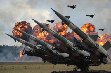 Radom, Polonya - 23 Ağustos 2015: Fırlatıcı, uçan savaş jetleri ve patlamalarla uçaksavar füzeleri
