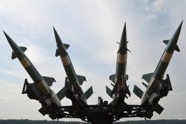 Radom, Polonya - 23 Ağustos 2015: Uçaksavar füzeleri fırlatılıyor