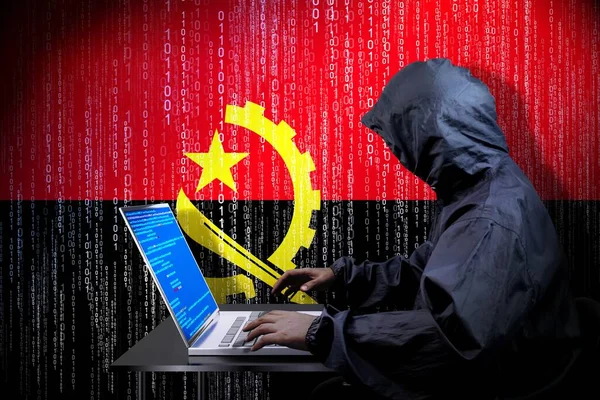 Anónimo Hacker Encapuchado Bandera Angola Código Binario Concepto Ataque Cibernético —  Fotos de Stock