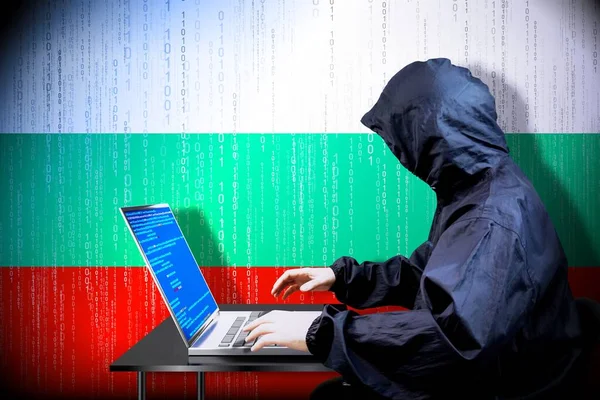 Anónimo Hacker Encapuchado Bandera Bulgaria Código Binario Concepto Ataque Cibernético —  Fotos de Stock