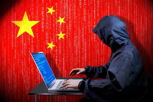 Анонимный Хакер Капюшоне Флаг Китая Двоичный Код Концепция Кибератаки — стоковое фото