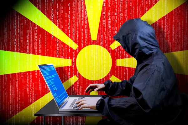 Anónimo Hacker Encapuchado Bandera Macedonia Código Binario Concepto Ataque Cibernético —  Fotos de Stock