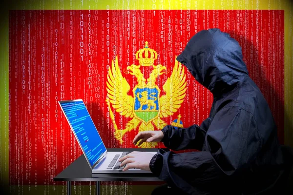 Anónimo Hacker Encapuchado Bandera Montenegro Código Binario Concepto Ataque Cibernético —  Fotos de Stock