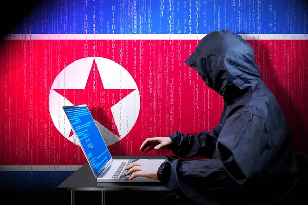 Anónimo Hacker Encapuchado Bandera Corea Del Norte Código Binario Concepto —  Fotos de Stock