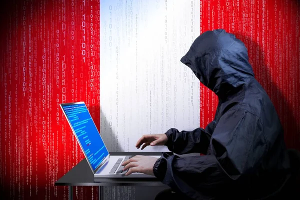 Anonymous Hooded Hacker Σημαία Περού Δυαδικός Κώδικας Έννοια Κυβερνοεπίθεσης — Φωτογραφία Αρχείου