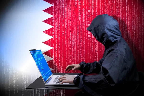Anónimo Hacker Encapuchado Bandera Qatar Código Binario Concepto Ataque Cibernético —  Fotos de Stock