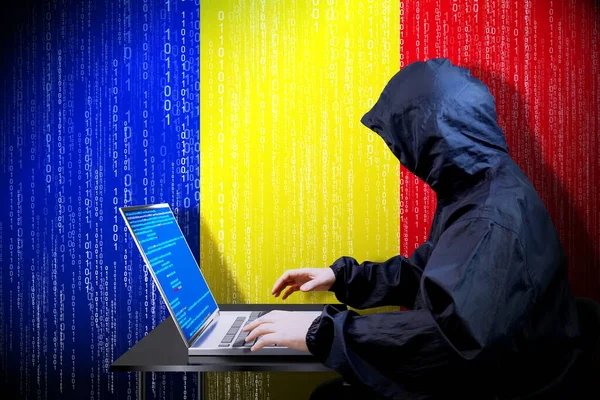 Anónimo Hacker Encapuchado Bandera Rumania Código Binario Concepto Ataque Cibernético —  Fotos de Stock