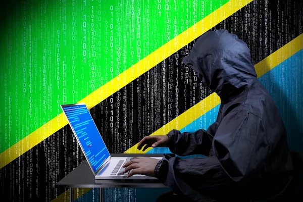 Anónimo Hacker Encapuchado Bandera Tanzania Código Binario Concepto Ataque Cibernético —  Fotos de Stock