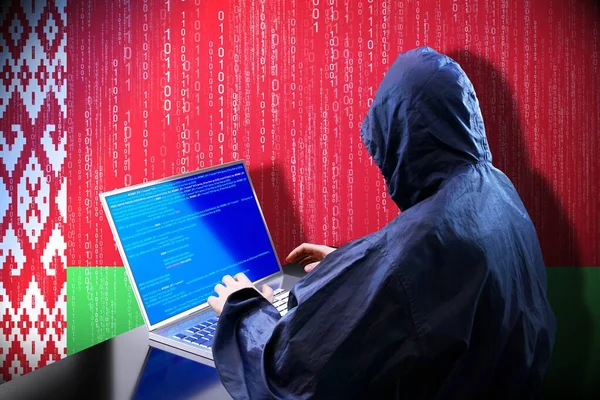Anónimo Hacker Encapuchado Bandera Belarús Código Binario Concepto Ataque Cibernético —  Fotos de Stock