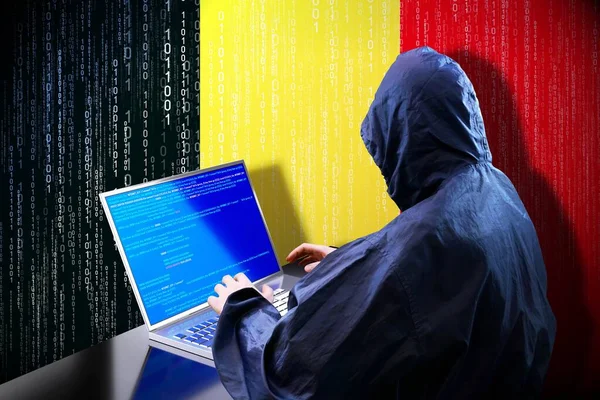 Anónimo Hacker Encapuchado Bandera Bélgica Código Binario Concepto Ataque Cibernético —  Fotos de Stock