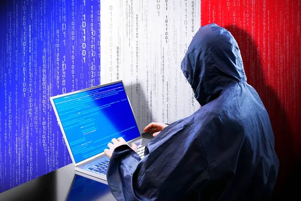 Anónimo Hacker Encapuchado Bandera Francia Código Binario Concepto Ataque Cibernético —  Fotos de Stock