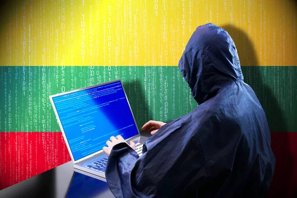 Anónimo Hacker Encapuchado Bandera Lituania Código Binario Concepto Ataque Cibernético —  Fotos de Stock