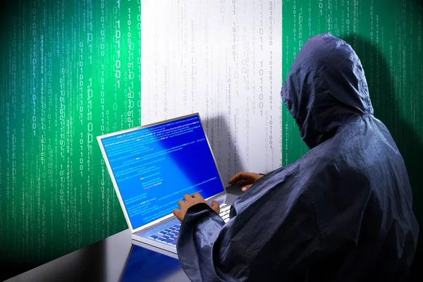 Anónimo Hacker Encapuchado Bandera Nigeria Código Binario Concepto Ataque Cibernético —  Fotos de Stock
