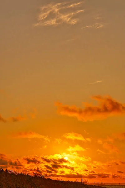 Brzeg Morza Zachodzie Słońca Pomarańczowe Niebo — Zdjęcie stockowe