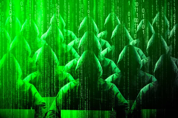 Анонімні Капюшоном Хакери Зелений Фон Бінарний Код Концепція Кібератаки — стокове фото