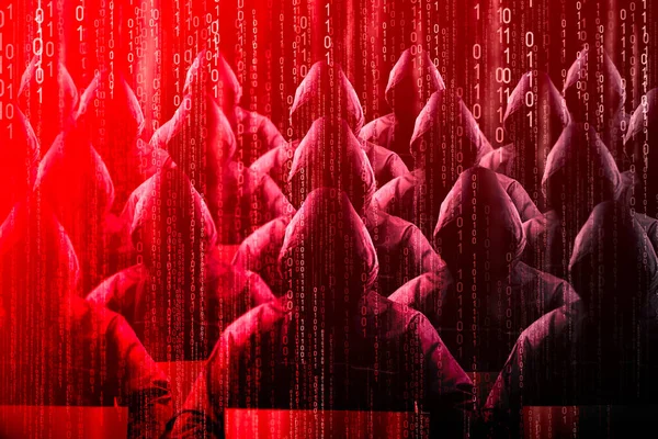 Névtelen Csuklyás Hackerek Piros Háttér Bináris Kód Kibertámadás Koncepció — Stock Fotó