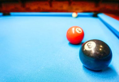 Bilardo oyunu - siyah ve renkli toplar