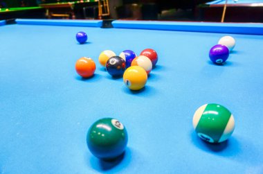 Bilardo oyunu - masada Coloful topları