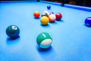 Bilardo oyunu - masada Coloful topları