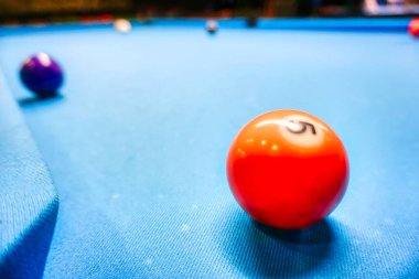 Bilardo oyunu - renkli toplar