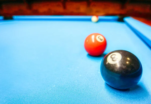 Bilardo oyunu - siyah ve renkli toplar