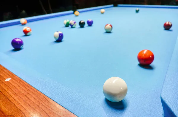 Bilardo Oyunu Masada Beyaz Renkli Toplar — Stok fotoğraf