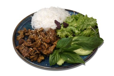 Tabakta ızgara ördek, beyaz arka plan