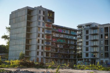 Varşova, Polonya, 5 Haziran 2022 - Tamamlanmamış konut binası grafiti ile kaplı - terk edilmiş gayrimenkul projesi, iflas konsepti.