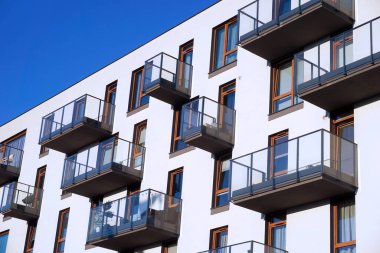 Varşova, Polonya, 5 Haziran 2022 - Balkonlu modern konut binası. Emlak piyasası ve konut sorunları kavramı.