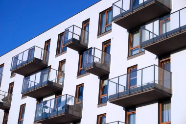 Varşova, Polonya, 5 Haziran 2022 - Balkonlu modern konut binası. Emlak piyasası ve konut sorunları kavramı.