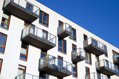 Varşova, Polonya, 5 Haziran 2022 - Balkonlu modern konut binası. Emlak piyasası ve konut sorunları kavramı.