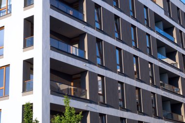 Varşova, Polonya, 5 Haziran 2022 - Balkonlu modern konut binası. Emlak piyasası ve konut sorunları kavramı.